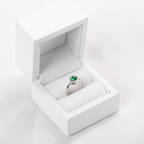 Pierścionek zaręczynowy SAVICKI: białe złoto, szmaragd